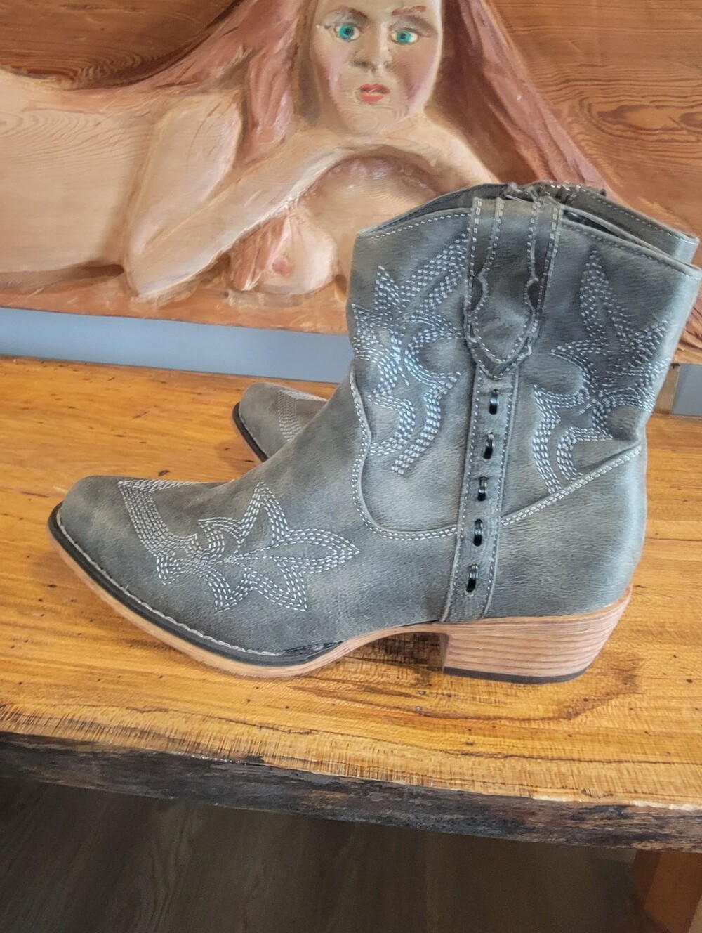 Pierre Dumas Kaylee Size 8 Gray Embroidered Western Ankle Boots
